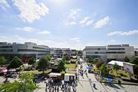 On 14 May 2022, Hochschule Düsseldorf – University of Applied Sciences (HSD) could finally celebrate its 50th anniversary – and the response exceeded everything all organisers had hoped for: Several thousand people came to celebrate during the day and well into the night, creating a unique atmosphere on campus and enjoying wonderful weather.